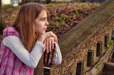 Rüya gibi genç kız onun gitar açık havada eğilerek yan görünüm