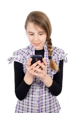 Gülümseyen kız beyaz izole onun cep telefonu kısa mesaj gönderme