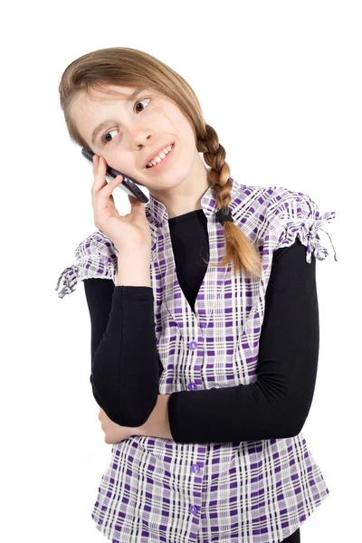 Adolescente debout avec les mains pliées et parlant sur le téléphone cellulaire isolé sur blanc — Photo