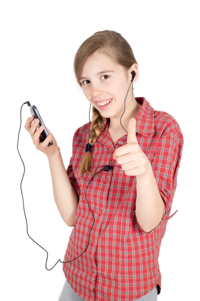 S úsměvem mladá dívka poslouchá hudbu přes mobil a ukazuje palcem izolovaných na bílém — Stock fotografie
