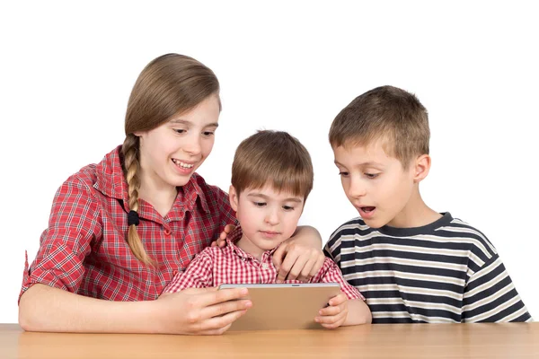 Sœur enseigne à son jeune frère à utiliser une tablette isolée sur blanc — Photo
