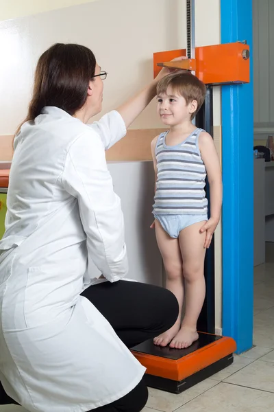 Medico Misurare l'altezza del bambino sulla scala medica tradizionale — Foto Stock