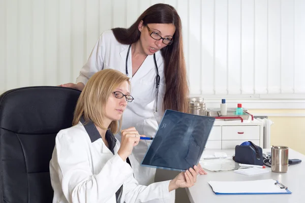 Female Doctors Consulting About Patient's X-ray in Consulting Room — Stock Photo, Image