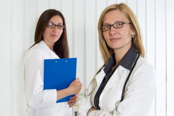 Portrait de deux femmes médecins du Moyen Âge souriant et regardant la caméra — Photo