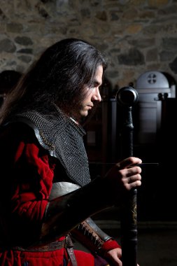 Taş duvar karşı savaştan önce dua Knight yan görünüm