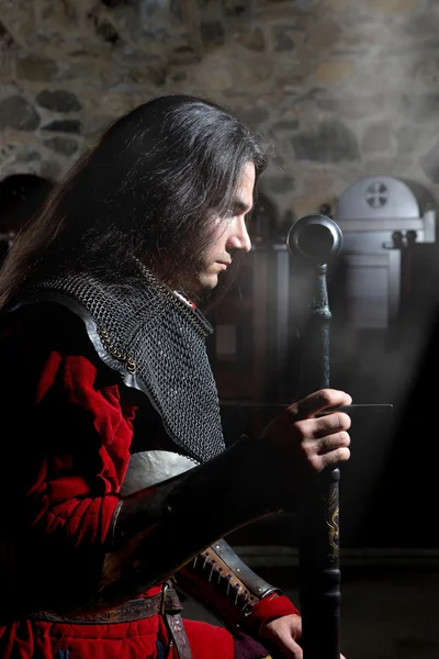 Πλάγια όψη του ιππότη προσεύχεται πριν από τη μάχη κατά της πέτρινο τοίχο — Φωτογραφία Αρχείου