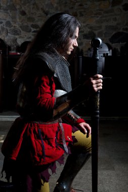 Knight yan görünüm dizlerinin üzerine diz çökmüş ve eski manastırda dua