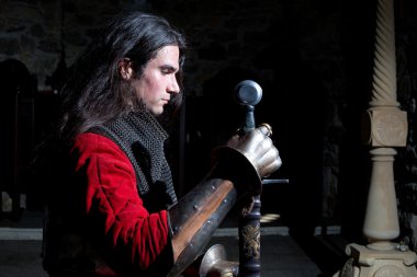 Knight siyah arka plan aşağı seyir kılıç ile yan görünüm