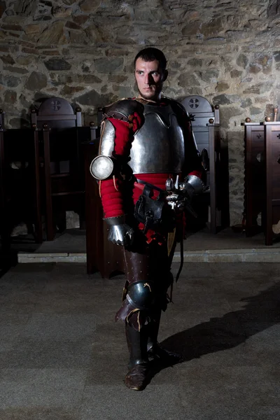 Knight eski manastırda ayakta zırh portresi