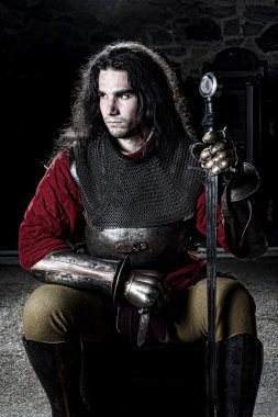 Eski kilisede kılıçla dalgın Knight portresi