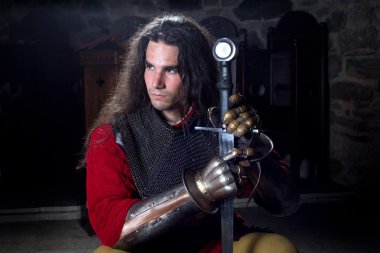 Zincirden Metal eldiven ve uzağa arıyorsunuz kılıç ile ciddi şövalye portresi