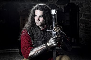Zincirden Metal eldiven ve uzağa arıyorsunuz kılıç ile ciddi şövalye portresi