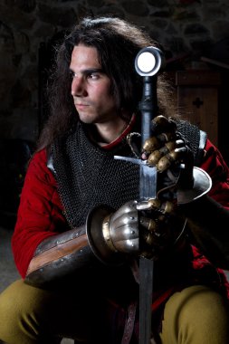 Knight siyah arka plan karşı kılıç ile portresi