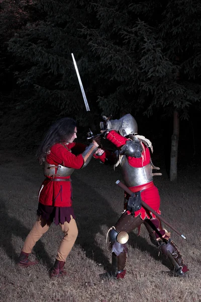 Dwóch rycerzy w walce w ciemny Las — Zdjęcie stockowe