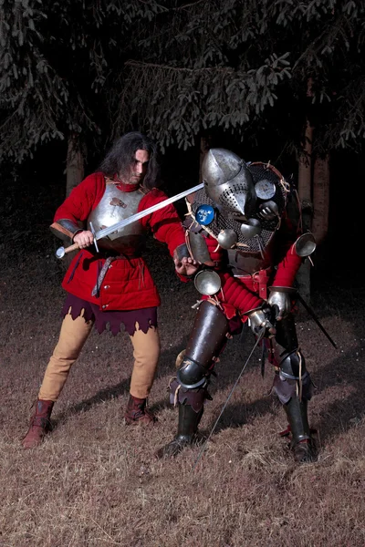 Σκηνή πάλης μεταξύ δύο Μεσαιωνική ιππότες τη νύχτα — Φωτογραφία Αρχείου