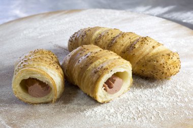 Sosis Rolls susam ile unlu ahşap masa üzerinde ikiye böldüm