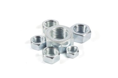 Farklı boyutlarda beyaz izole fındık