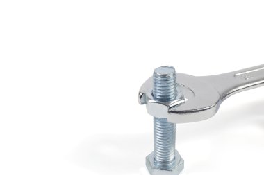 Metal işlerinde anahtar kavrama ve çevresinde beyaz arka plan üzerinde izole Metal cıvata somun dönüm