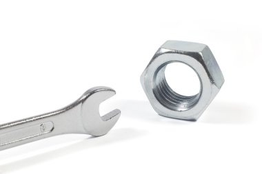 Paslanmaz çelik somun anahtarı ve beyaz arka plan üzerinde izole Metal somun