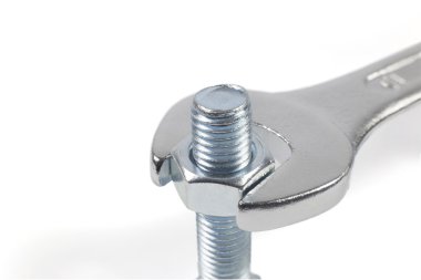 Metal işlerinde anahtar kavrama ve çevresinde beyaz arka plan üzerinde izole Metal cıvata somun dönüm