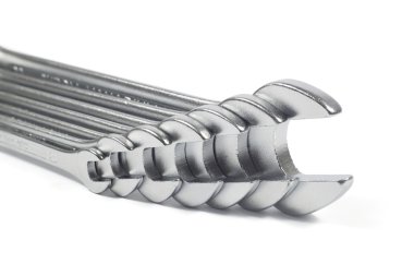 En büyük izole üzerinde beyaz arka plana Metal anahtarı yığını küçükten dizilmiş