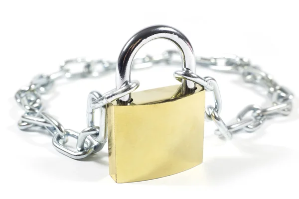 Cadeado dourado e cadeia de metal isolado no fundo branco, close-up — Fotografia de Stock