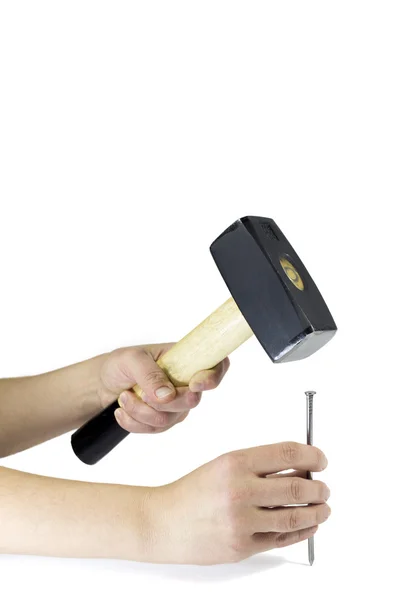 Arbeiter greift Hammer, während er einen Nagel auf weißem Hintergrund einschlägt — Stockfoto