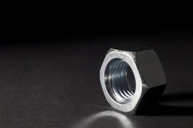 Somun siyah arka plan üzerine izole makro çekim
