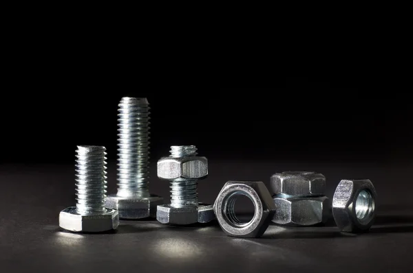 Metal somunlar siyah arka plan üzerine izole