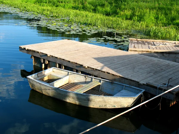 Holzboot auf der Anlegestelle an einem schönen Sommertag — Stockfoto