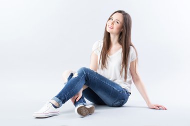 Katta oturan ve gülümseyen güzel kadın