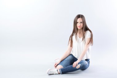 Genç. Uzun dalgalı saçlı kız.