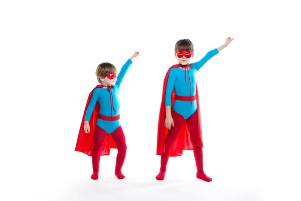 Två barn leker i en superhjälte isolerade. — Stockfoto