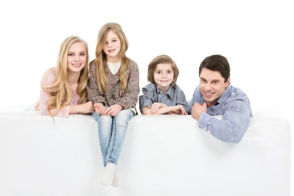 Lyckliga familjen isolerad på vit. — Stockfoto