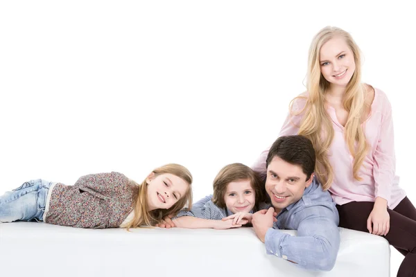 Lycklig familj på vit. — Stockfoto