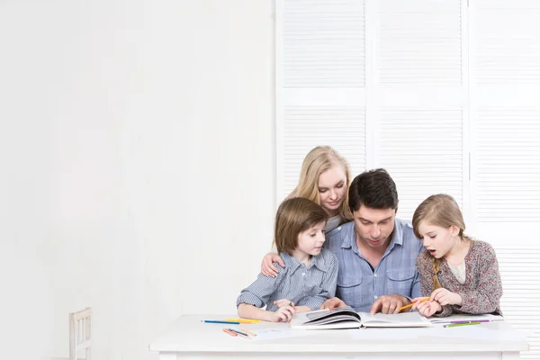 幸福的家庭一起画画，看书. . — 图库照片