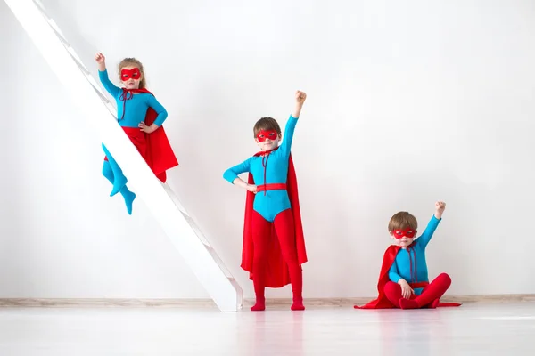 Śmieszne małe dzieci moc superbohatera. — Zdjęcie stockowe