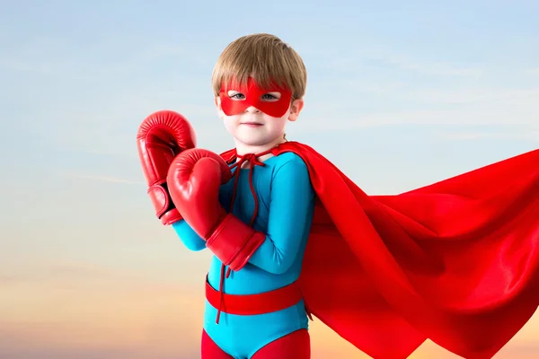 Niño superhéroe en el cielo puesta de sol . — Foto de Stock