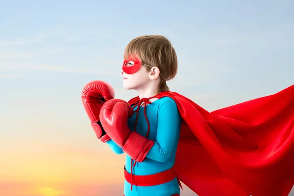 Jongen speelt super held. — Stockfoto