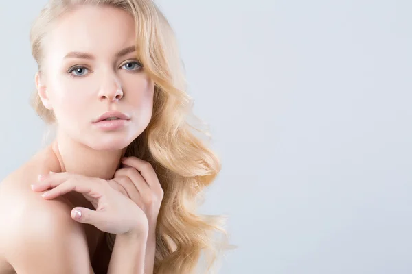 Schöne Frau. lange Haare. — Stockfoto