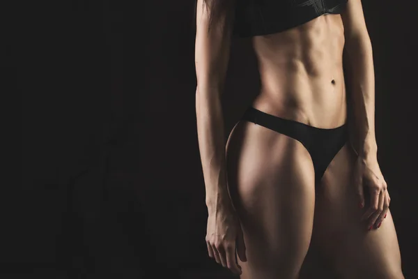 Närbild av magmusklerna ung idrottsman kvinnan. — Stockfoto