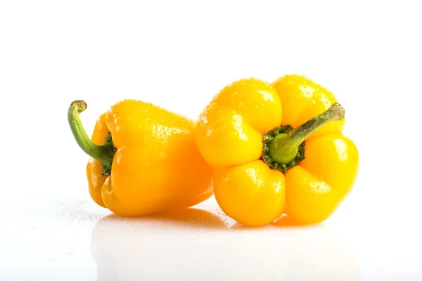 Peperoni gialli con riflesso primo piano . — Foto Stock