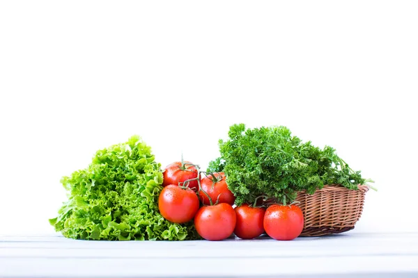 Verduras frescas. Tomates y hierbas frescas . — Foto de Stock