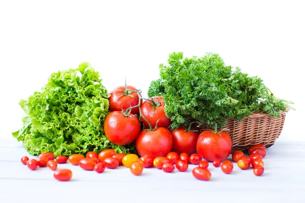 Verduras frescas. Tomates y hierbas frescas en un spray de agua . — Foto de Stock