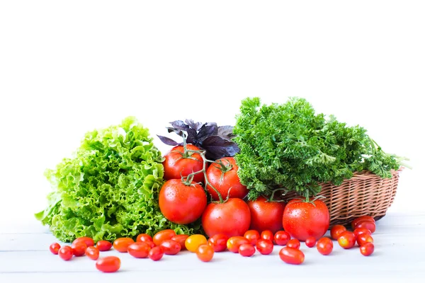 Verduras frescas. Tomates y hierbas frescas . — Foto de Stock