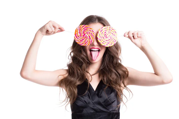 面白い少女の舌とお菓子. — ストック写真