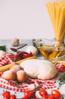 Makarna makarna, sebze ve Baharatlar, ahşap tablo.