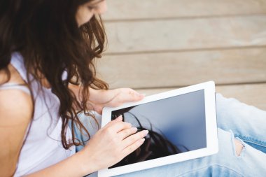 Üstten Görünüm touchpad onun elinde tutan bir kadın görüntüsünü kırpılmış.
