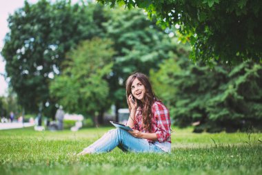 Parkta telefonda konuş. Internet / iletişim / cemaat.