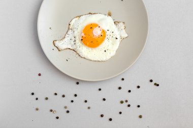 Domuz pastırmalı sahanda yumurta 